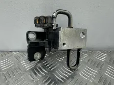 Петля двери передняя правая Volkswagen Passat B6