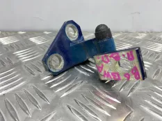 Петля двери передняя правая Volkswagen Passat B6