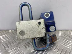 Петля двери передняя правая Volkswagen Passat B6