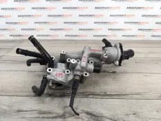 Корпус термостата Kia Sorento 2012 256102F010 XM 2.2 CRDI D4HB