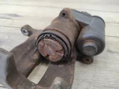 Суппорт тормозной AUDI A6 C6 4F0615403F, задний левый