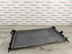 Радиатор охлаждения Ford Focus 2 2008 1354177 CB4 2.0 AODA