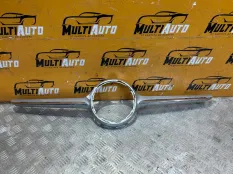 Молдинг решетки радиатора передний Mercedes