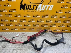 Плюсовой провод BMW 7 Series F01 N63В44 4.4L V-8