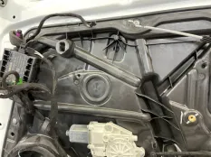 Кронштейн двери передний правый Mercedes GLE W166