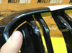 Решетка радиатора передняя правая BMW M5 F90