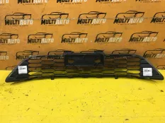 Решетка в бампер передняя Toyota Hilux 8 2015-2020