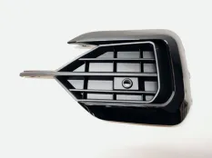 Решетка бампера Volkswagen Touareg 3