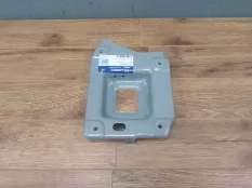 Кронштейн передней панели правый Hyundai Elantra 64585BU001, правый