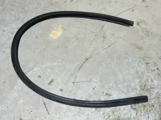 уплотнитель капота Volkswagen Polo