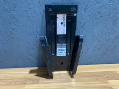 Кронштейн 759233767R, передний