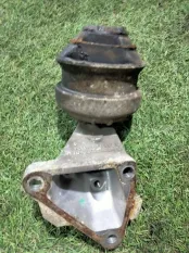 кронштейн двигателя Mercedes-Benz 190