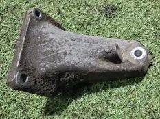 кронштейн двигателя Mercedes-Benz C200