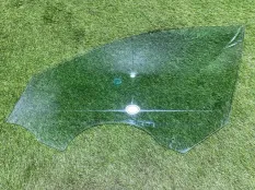 Стекло двери BMW 7