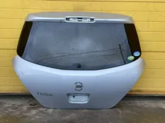 крышка багажника Nissan Tiida