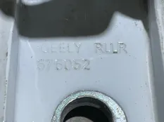 петля двери Geely Coolray