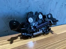 Замок капота 65601DF30A, передний