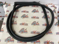 Уплотнительная резинка боковой двери BMW F22 03.2019 51727348419 КУПЕ B58B30A, передняя левая