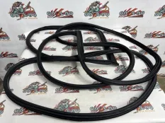 Уплотнительная резинка боковой двери BMW E82 07.10.2009 51767054027 КУПЕ N54