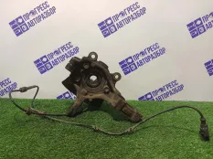 Поворотный кулак передний правый Nissan Tiida