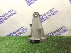 Кронштейн двигателя левый Mercedes-Benz W204