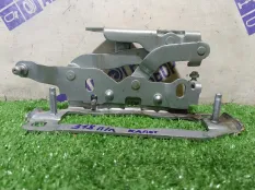 Петля замка капота передняя левая Mercedes-Benz