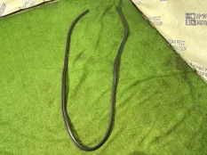 Уплотнительная резинка боковой двери передняя