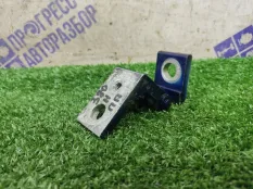 Петля двери передняя правая Skoda Octavia ЛИФТБЭК