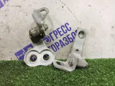 Петля двери передняя правая Ford Focus 3 XTDA 1.6