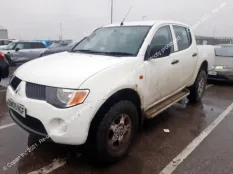 Петля капота Mitsubishi L200 2009 MR473530 KB4T, правая