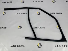 Направляющая стекла передняя левая Land Rover