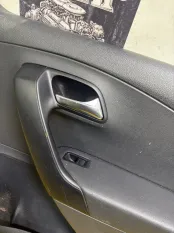 ОБШИВКА ДВЕРИ передняя правая VOLKSWAGEN POLO MK5