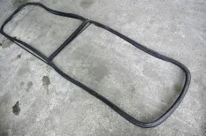 Уплотнитель переднего стекла INTERNATIONAL 9800 (-)