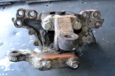 Поворотный кулак переднего моста, левый RENAULT TRUCKS Premium 2 (01.05-)
