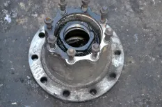 Ступица ведущего моста барабанные тормоза, левая FREIGHTLINER FLC 120 (-)