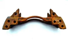 Скоба суппорта переднего моста, левая DAF XF95 (01.02-12.06)