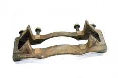 Скоба суппорта переднего моста, левая MERCEDES-BENZ Actros MP2/MP3 (01.02-12.14)