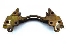 Скоба суппорта переднего моста, левая IVECO Stralis (01.02-)