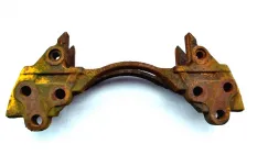 Скоба суппорта переднего моста, левая IVECO Stralis (01.02-)