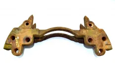 Скоба суппорта переднего моста, левая IVECO Stralis (01.02-)