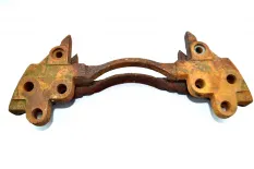 Скоба суппорта переднего моста, левая IVECO Stralis (01.02-)