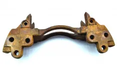 Скоба суппорта переднего моста, левая IVECO Stralis (01.02-)