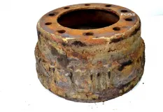 Тормозной барабан переднего моста, левый INTERNATIONAL 9800 (-)