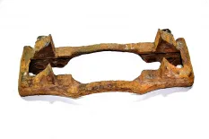 Скоба суппорта ведущего моста, левая VOLVO FH12 2-seeria (01.02-)