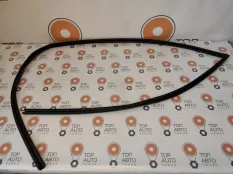 Уплотнитель стекла двери Toyota Land Cruiser Prado