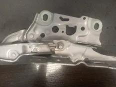 Петля капота BMW 520dX