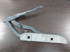 Петля крышки багажника BMW 320I