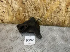 Правый кронштейн двигателя Toyota Starlet Tercel