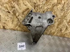 Левый  кронштейн двигателя Volkswagen 03G199207