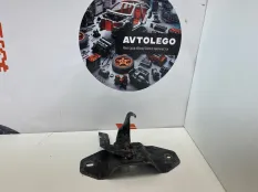 Крючок капота Land Rover Discovery Sport